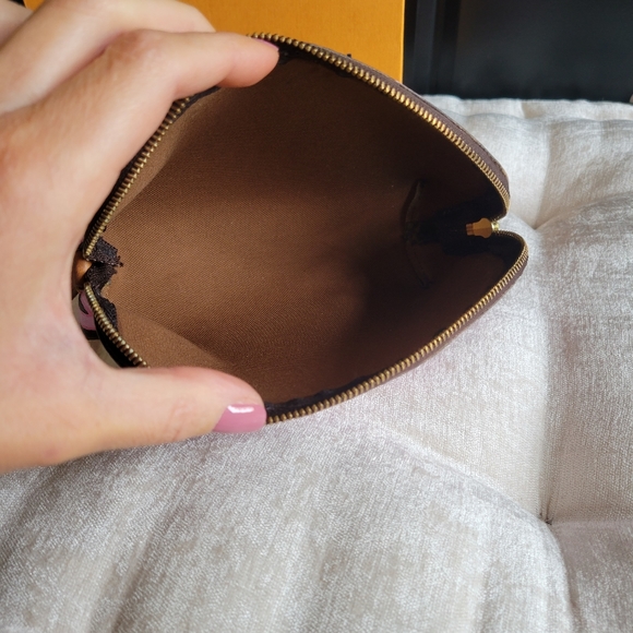 Louis Vuitton Cosmetic Pouch Pm - Picture 8 of 11